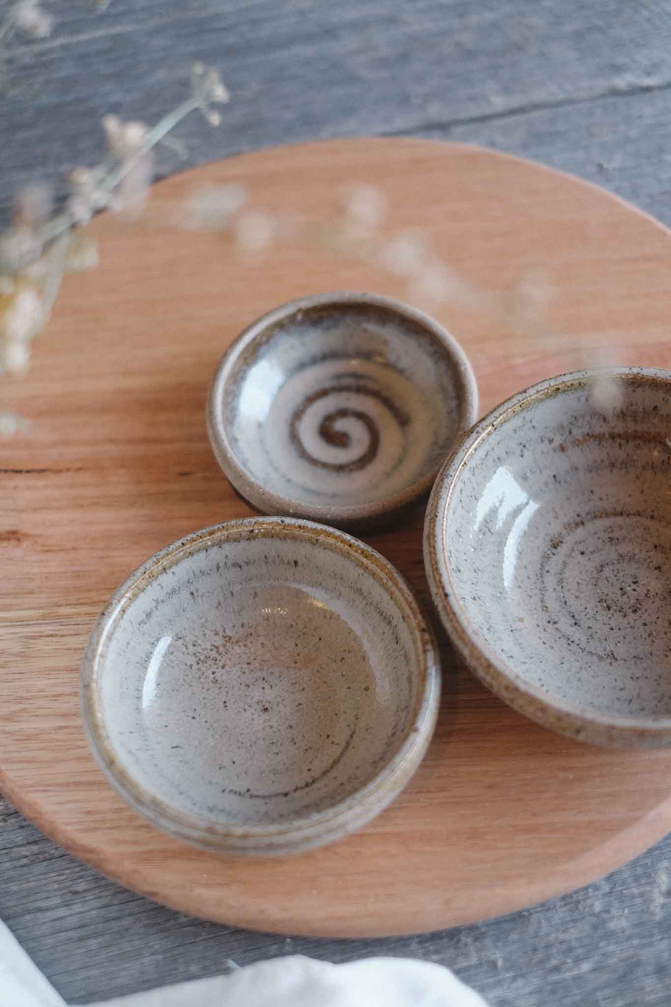 Tasmanian Oak Charcuterie Board w/ 3 Wild Clay Serving Bowls — Round 33cm