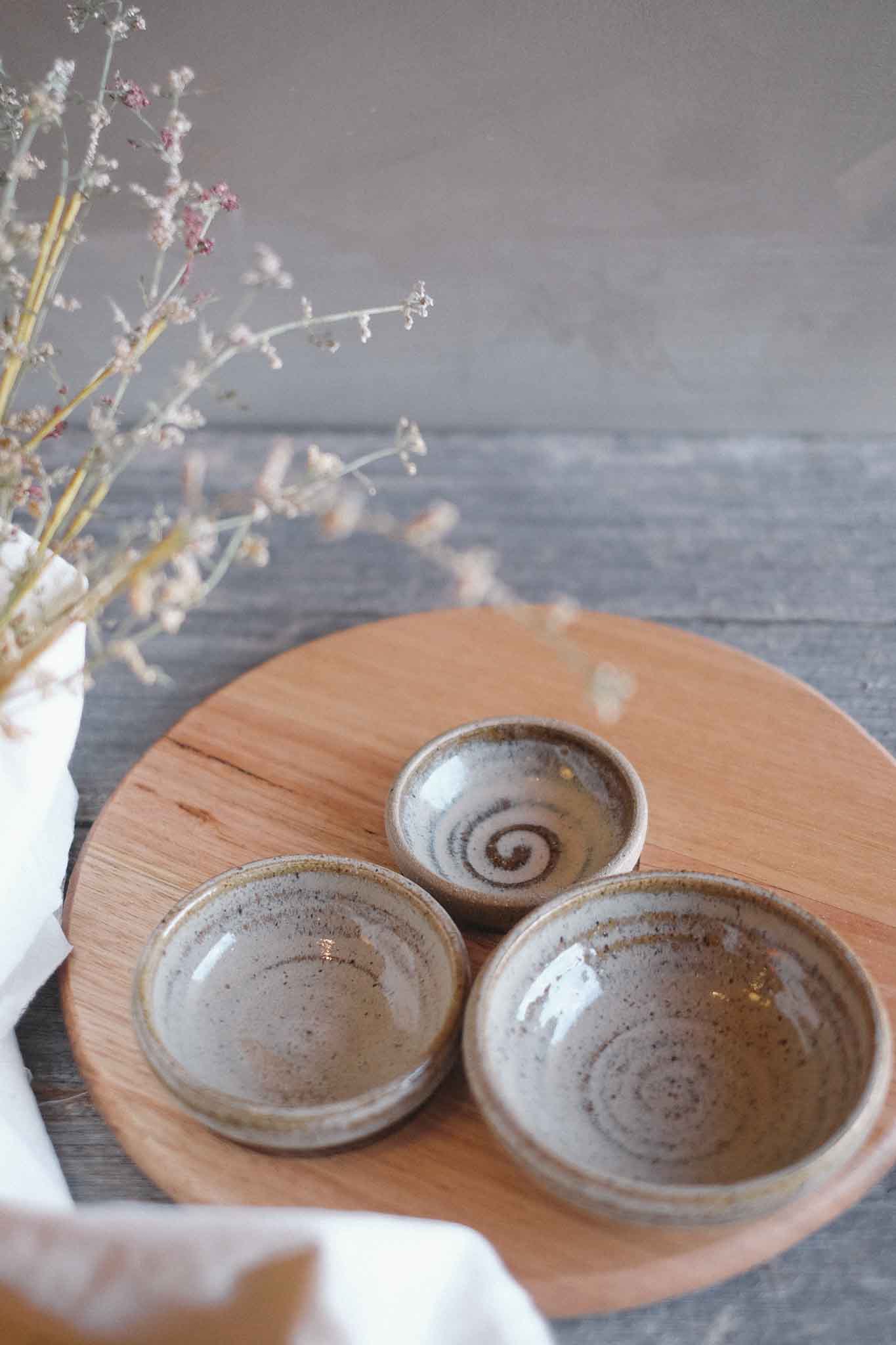 Tasmanian Oak Charcuterie Board w/ 3 Wild Clay Serving Bowls — Round 33cm
