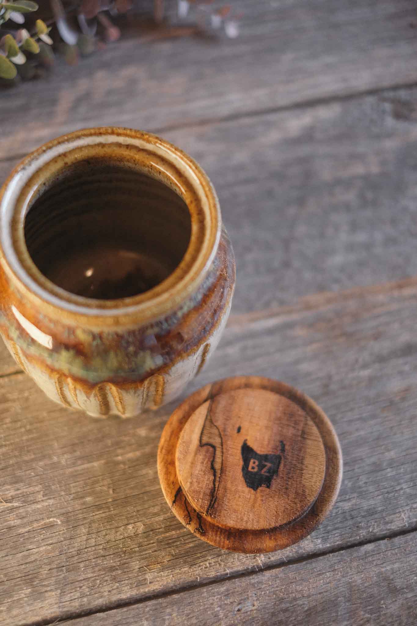 Large Jar with Blackheart Sassafras Lid 14cm x10cm