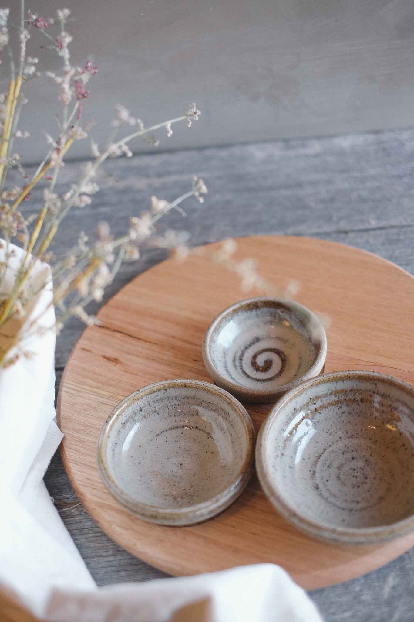 Tasmanian Oak Charcuterie Board w/ 3 Wild Clay Serving Bowls — Round 33cm